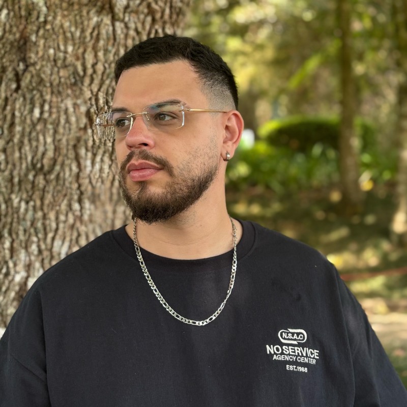 Retrato de Lucas, cofundador e engenheiro de software da M2L